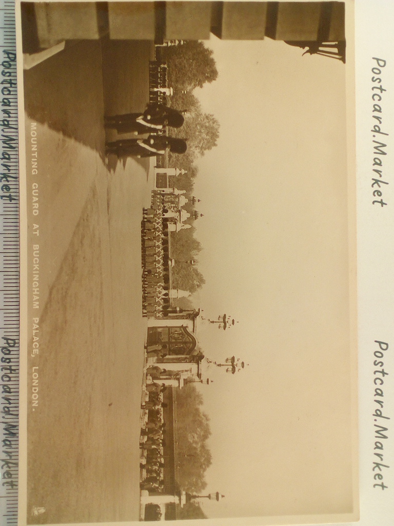 /UK/UK_guard_19xx_MOUNTING GUARD AT BUCKINGHAM PALACE, LONDON.jpg